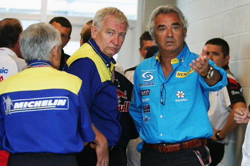 Flavio Briatore y los responsables de Michelin en el GP de Estados Unidos 2005