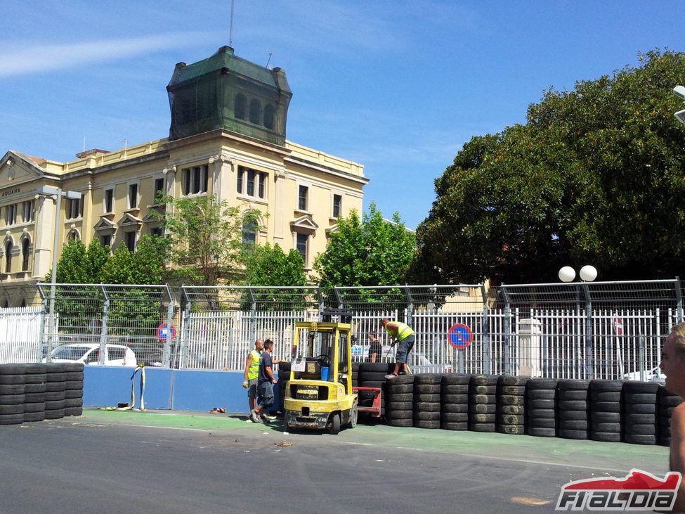 Los operarios colocan los neumáticos del Valencia Street Circuit