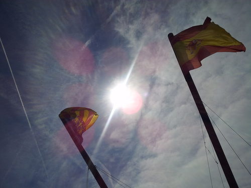 Banderas de Valencia y España bajo el sol levantino