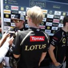 Kimi Räikkönen y Romain Grosjean atienden a la prensa en Valencia