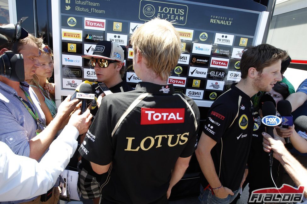 Kimi Räikkönen y Romain Grosjean atienden a la prensa en Valencia