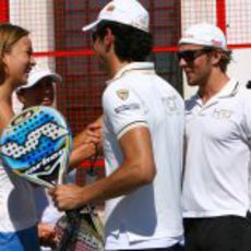 Carmen Jordà, Pedro de la Rosa y Dani Clos jugando al pádel en Valencia