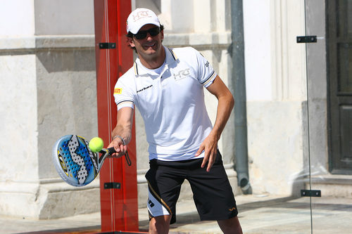 Pedro de la Rosa jugando al pádel en Valencia