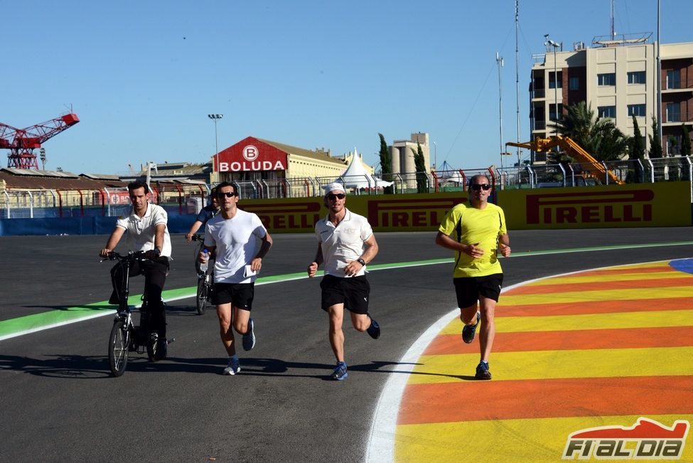 Pedro de la Rosa y Dani Clos corriendo en Valencia