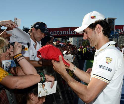 Pedro de la Rosa firma autógrafos en Valencia