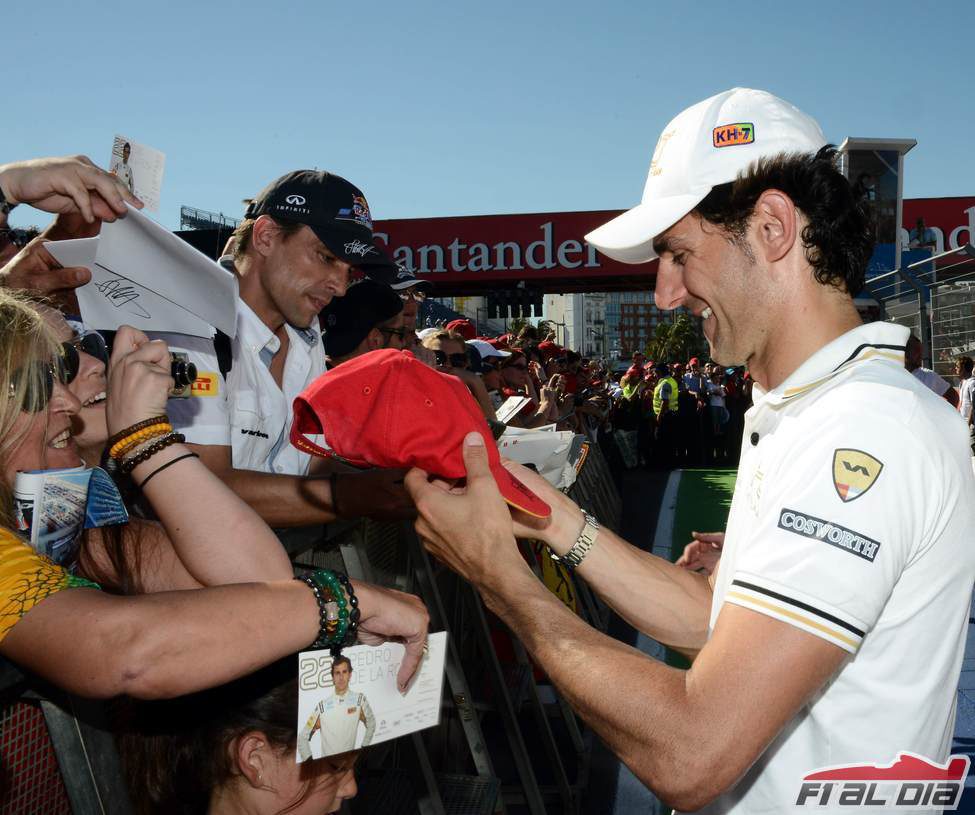 Pedro de la Rosa firma autógrafos en Valencia