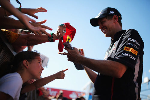 Sebastian Vettel firma autógrafos en Valencia