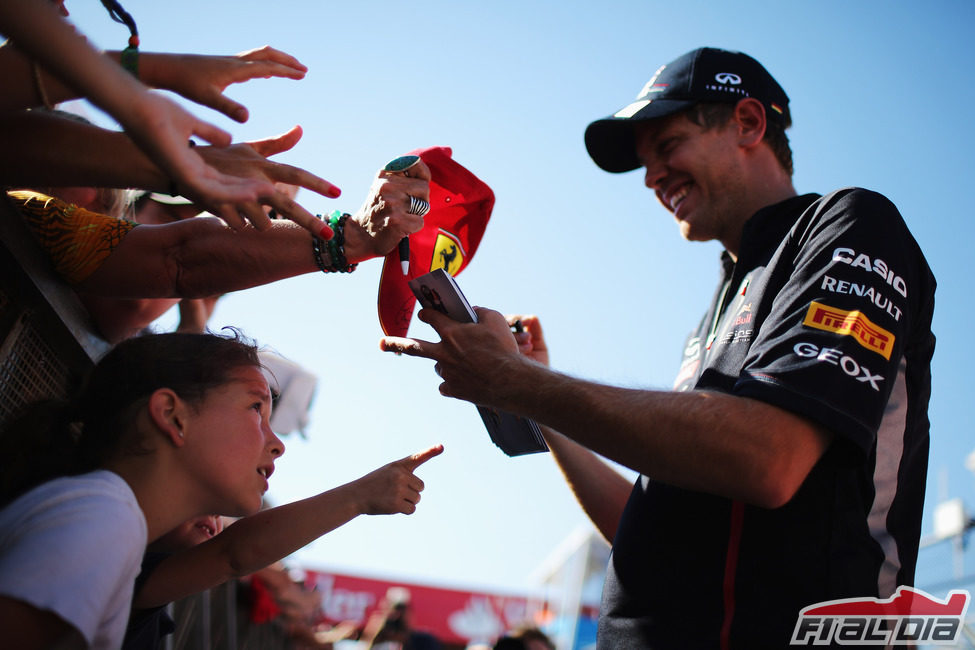 Sebastian Vettel firma autógrafos en Valencia