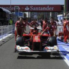 El Ferrari F2012 llega al 'pit lane' de Valencia