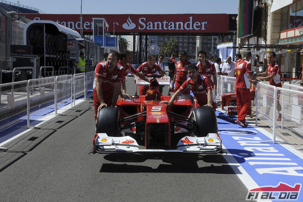 El Ferrari F2012 llega al 'pit lane' de Valencia