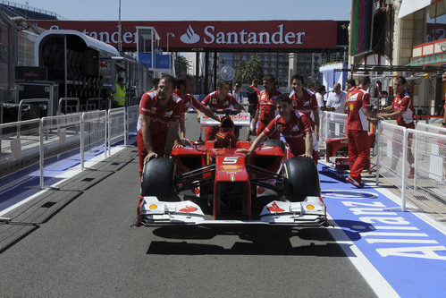 El Ferrari F2012 llega al 'pit lane' de Valencia