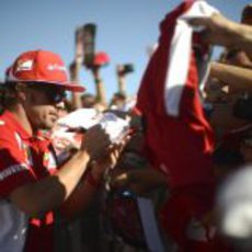 Fernando Alonso firma autógrafos en Valencia