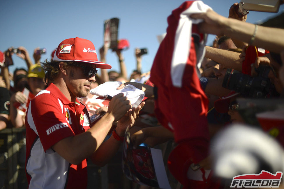 Fernando Alonso firma autógrafos en Valencia