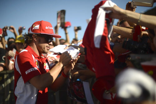 Fernando Alonso firma autógrafos en Valencia