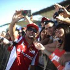 Fernando Alonso se fotografía con su afición en Valencia