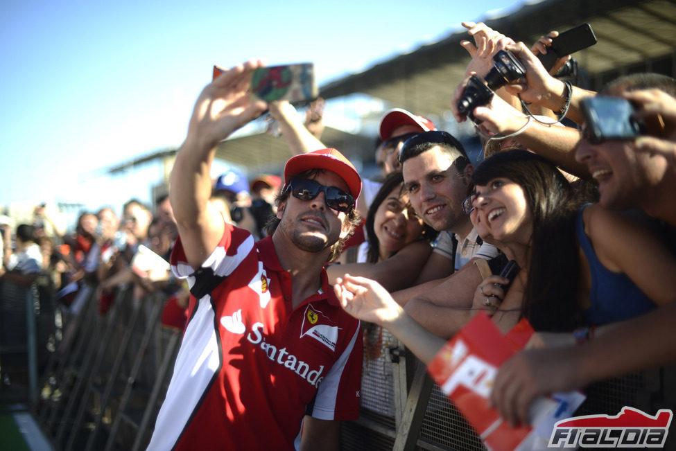 Fernando Alonso se fotografía con su afición en Valencia