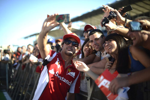 Fernando Alonso se fotografía con su afición en Valencia