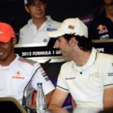 Lewis Hamilton y Pedro de la Rosa en la rueda de prensa de la FIA en Valencia