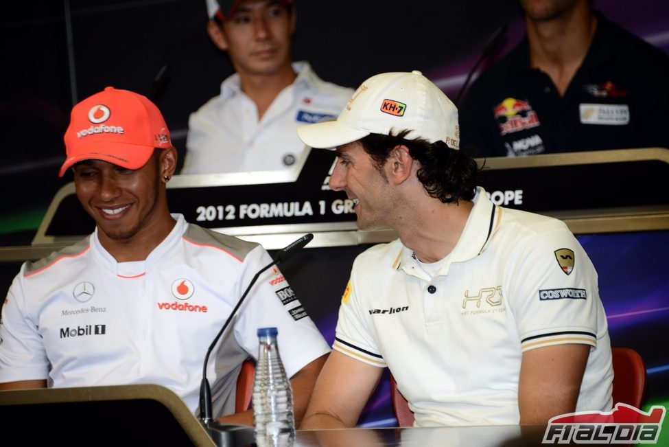 Lewis Hamilton y Pedro de la Rosa en la rueda de prensa de la FIA en Valencia