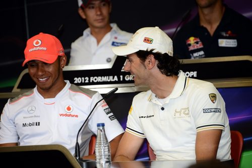 Lewis Hamilton y Pedro de la Rosa en la rueda de prensa de la FIA en Valencia