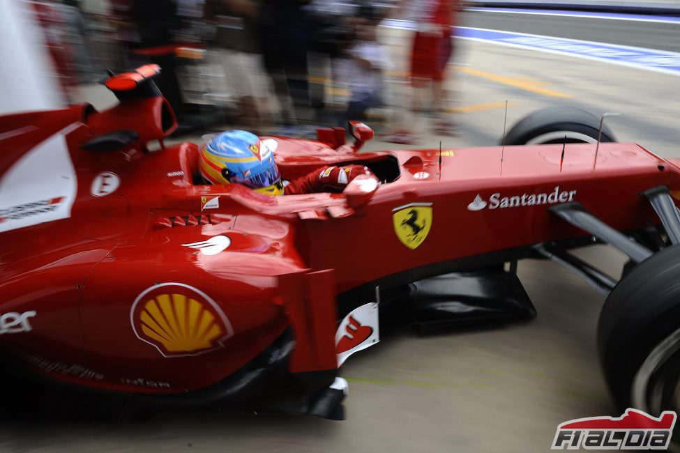 Fernando Alonso sale del 'box' en Valencia