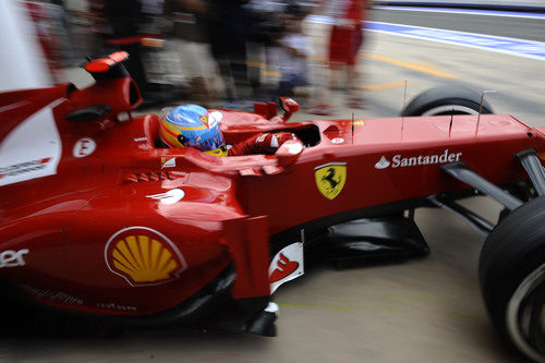 Fernando Alonso sale del 'box' en Valencia