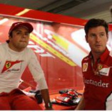 Felipe Massa espera para salir en el garaje