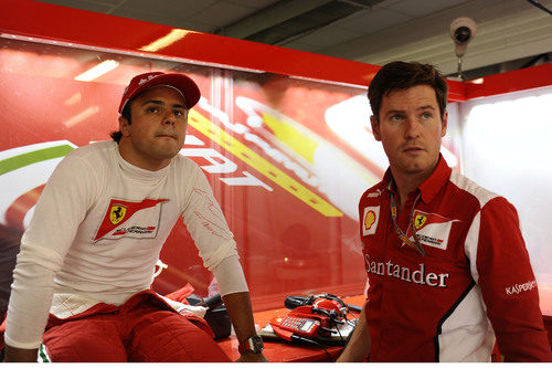 Felipe Massa espera para salir en el garaje