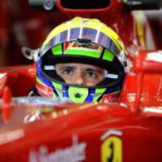 Felipe Massa espera sentado en el F2012