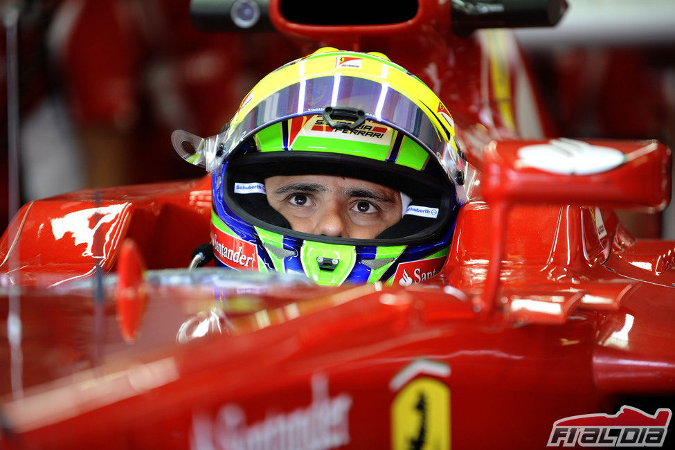 Felipe Massa espera sentado en el F2012