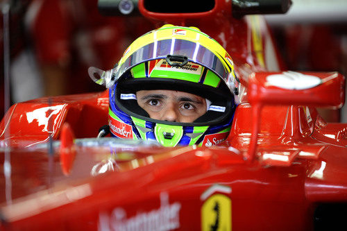 Felipe Massa espera sentado en el F2012