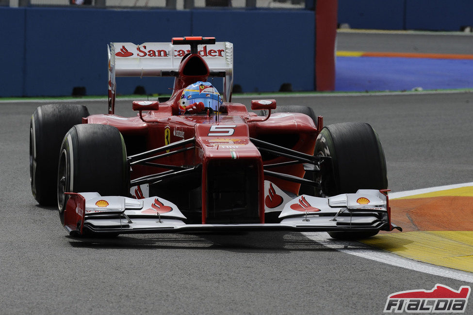 Fernando Alonso rueda sobre el asfalto urbano de Valencia