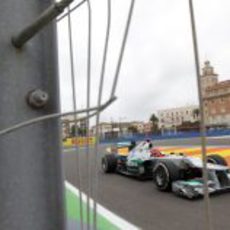 Michael Schumacher completa un giro en Valencia