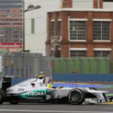 El W03 de Nico Rosberg avanza por las calles de Valencia