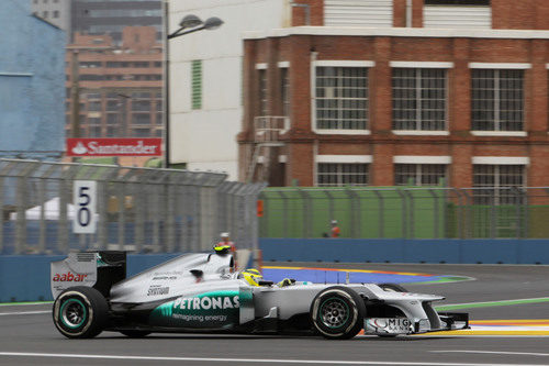 El W03 de Nico Rosberg avanza por las calles de Valencia