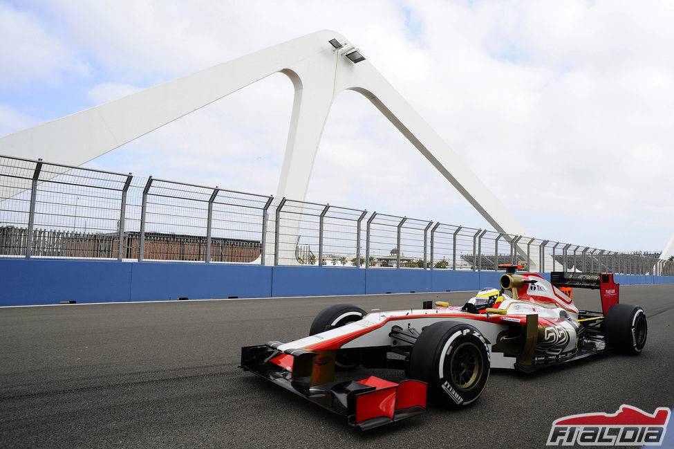 Pedro de la Rosa cruza el puente del Valencia Street Circuit