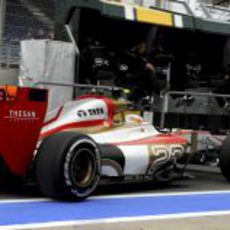 Narain Karthikeyan llega a los 'boxes' en Valencia