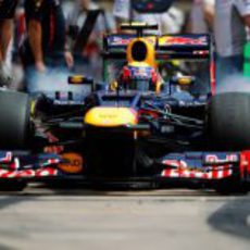 Mark Webber entra a 'boxes' en Valencia