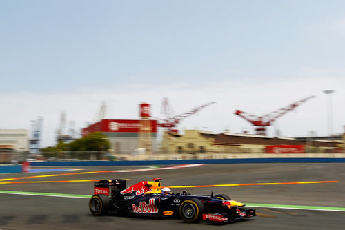 Sebastian Vettel conduce su RB8 por las calles de Valencia