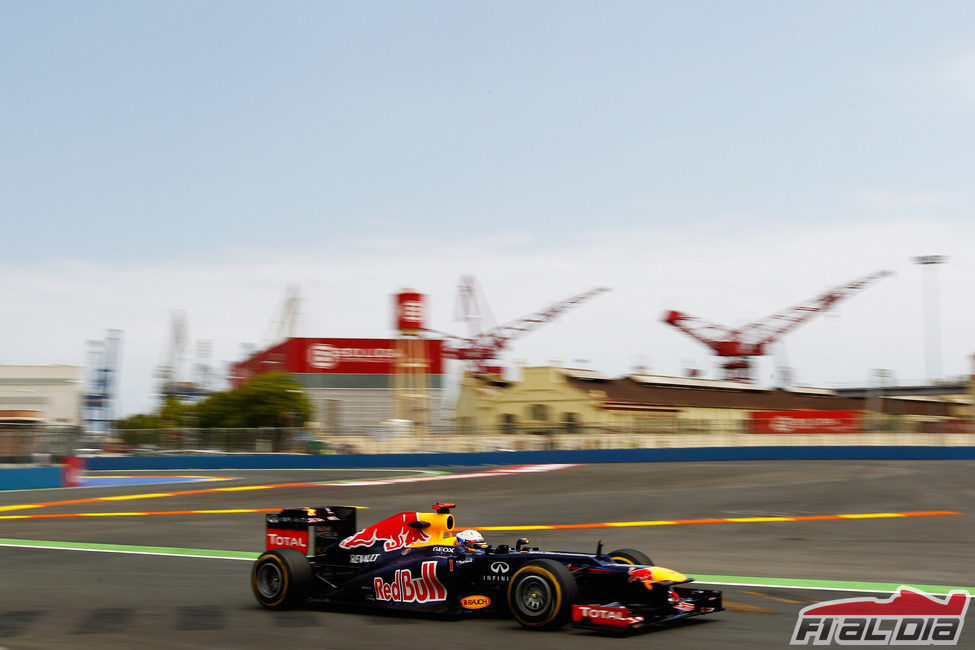 Sebastian Vettel conduce su RB8 por las calles de Valencia