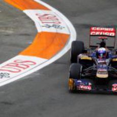 Daniel Ricciardo pilota el STR7 por las calles de Valencia