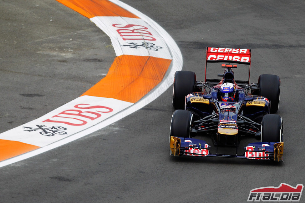 Daniel Ricciardo pilota el STR7 por las calles de Valencia