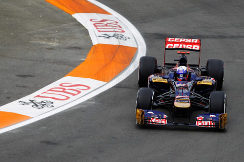 Daniel Ricciardo pilota el STR7 por las calles de Valencia