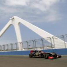 Romain Grosjean pasa por el puente de Valencia