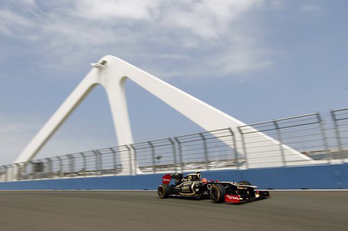 Romain Grosjean pasa por el puente de Valencia