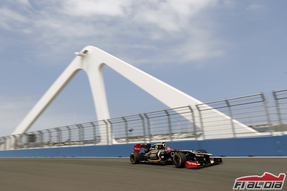 Romain Grosjean pasa por el puente de Valencia