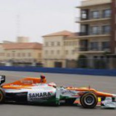 Vista lateral del Force India de Paul Di Resta durante el GP de Europa