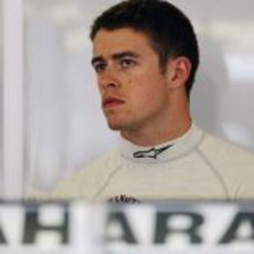 Paul Di Resta pensativo en el box de Force India