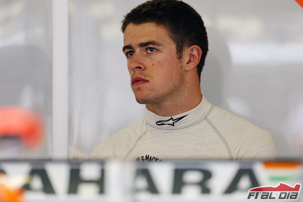 Paul Di Resta pensativo en el box de Force India