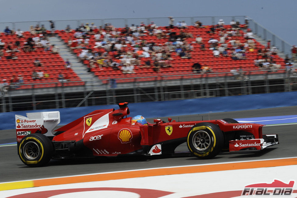 Fernando Alonso ante las gradas casi vacías del Valencia Street Circuit